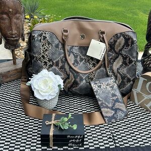 Travel tote with straps